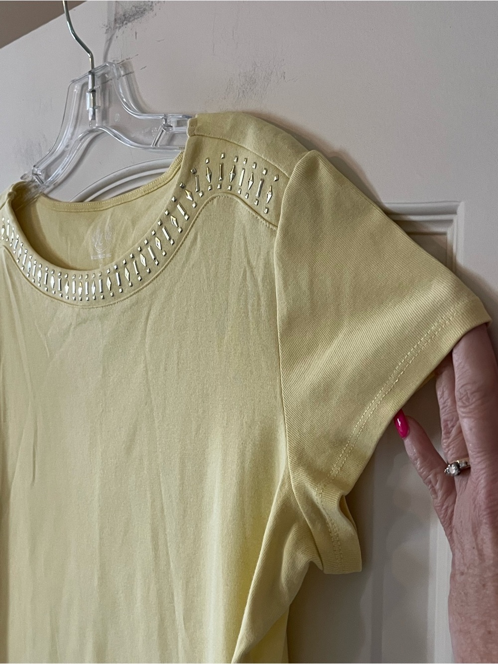 Butter Cream Yellow Short Sleeve Top with Neckline Detail Size XL - Picture 5 of 11